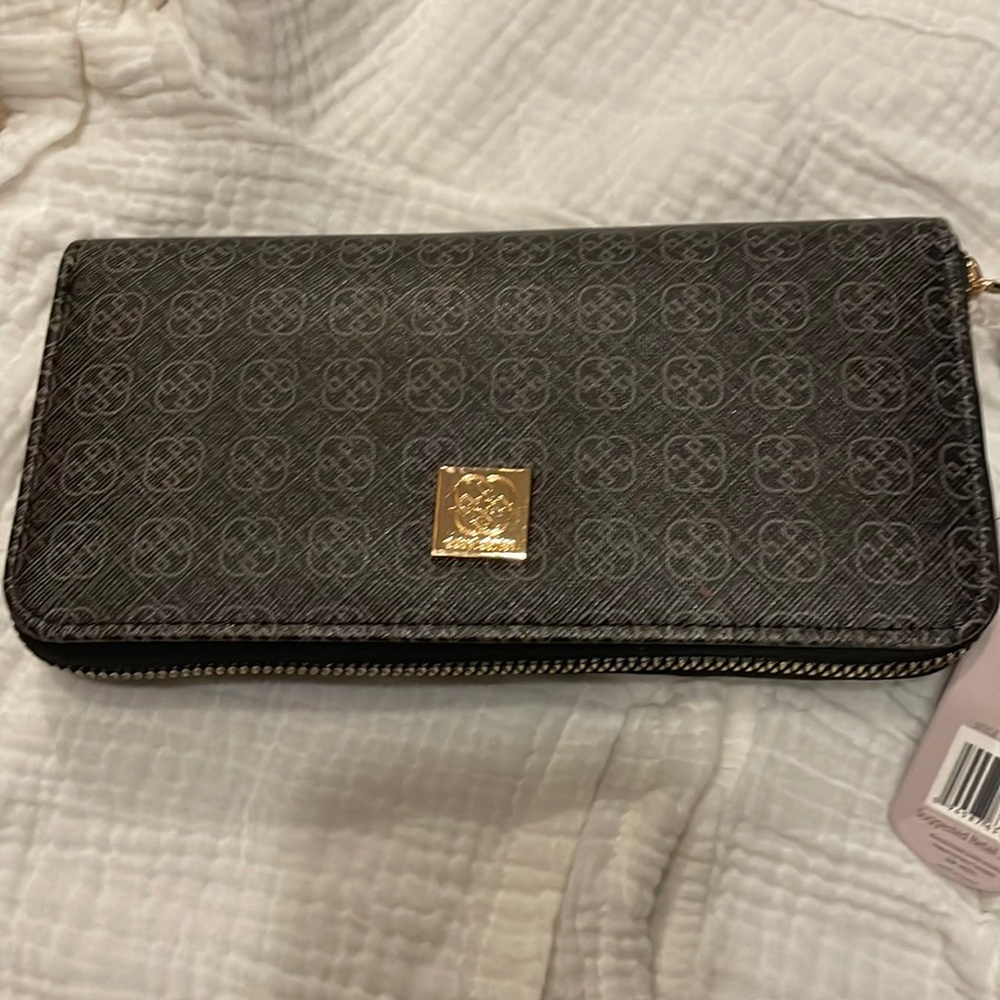 Daisy Fuentes wallet